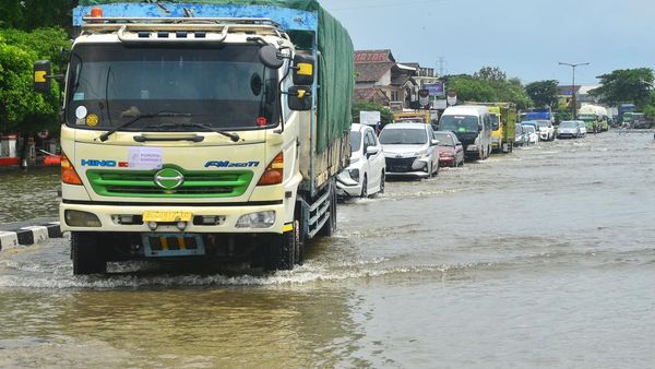 Penampakan Jalur Pantura yang Terendam Banjir