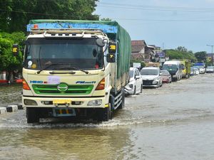 Penampakan Jalur Pantura yang Terendam Banjir Penampakan Jalur Pantura yang Terendam Banjir