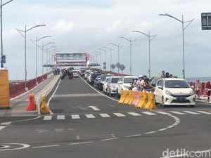 Wisatawan Luar Kota Padati Jembatan Suroboyo pada Hari Pertama 2023 Wisatawan Luar Kota Padati Jembatan Suroboyo pada Hari Pertama 2023