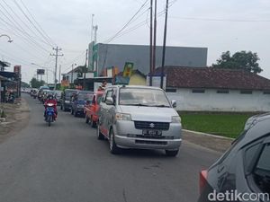 Lalin Kawasan Wisata Air Klaten Macet, Antrean Kendaraan Mengular 2 Km Lalin Kawasan Wisata Air Klaten Macet, Antrean Kendaraan Mengular 2 Km