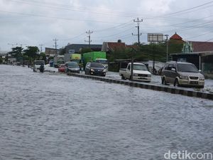 Pantura Kudus-Semarang Tergenang Banjir, Arus Lalu Lintas Tersendat