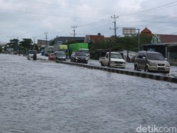 Pantura Kudus-Semarang Tergenang Banjir, Arus Lalu Lintas Tersendat