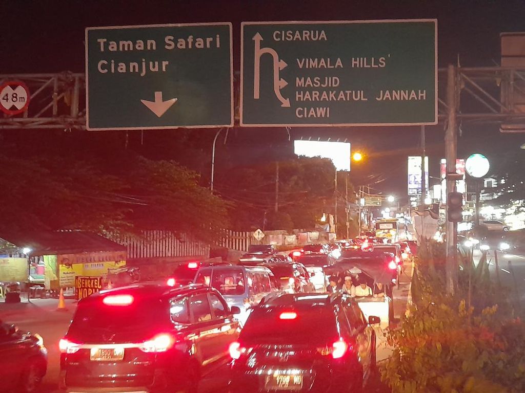 Kondisi Puncak Malam Ini, Lalin Arah Jakarta Padat Jelang Simpang Gadog