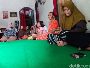 Tangis Ibu Korban Tergulung Ombak Pantai Prigi Berharap Anaknya Bisa Ketemu Tangis Ibu Korban Tergulung Ombak Pantai Prigi Berharap Anaknya Bisa Ketemu