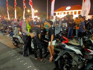 Pocong Mabuk Tabrak Kasat Lantas Surabaya saat Malam Tahun Baru Pocong Mabuk Tabrak Kasat Lantas Surabaya saat Malam Tahun Baru
