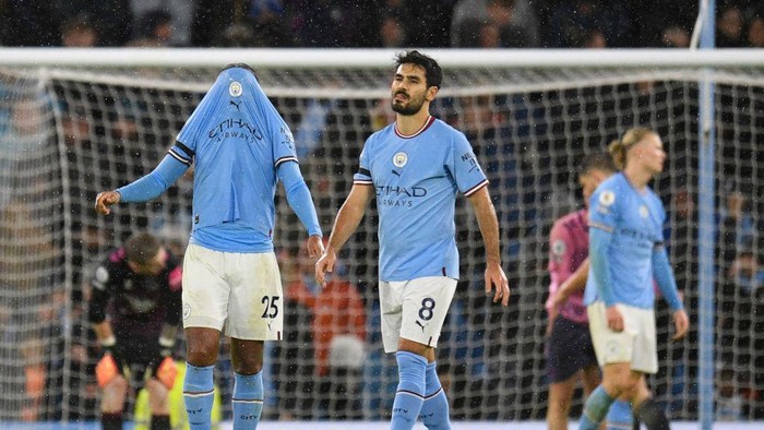Manchester City players react on the final whistle in the English Premier League football match between Manchester City and Everton at the Etihad Stadium in Manchester, north west England, on December 31, 2022. - The game finished 1-1. - RESTRICTED TO EDITORIAL USE. No use with unauthorized audio, video, data, fixture lists, club/league logos or live services. Online in-match use limited to 120 images. An additional 40 images may be used in extra time. No video emulation. Social media in-match use limited to 120 images. An additional 40 images may be used in extra time. No use in betting publications, games or single club/league/player publications. (Photo by Oli SCARFF / AFP) / RESTRICTED TO EDITORIAL USE. No use with unauthorized audio, video, data, fixture lists, club/league logos or live services. Online in-match use limited to 120 images. An additional 40 images may be used in extra time. No video emulation. Social media in-match use limited to 120 images. An additional 40 images may be used in extra time. No use in betting publications, games or single club/league/player publications. / RESTRICTED TO EDITORIAL USE. No use with unauthorized audio, video, data, fixture lists, club/league logos or live services. Online in-match use limited to 120 images. An additional 40 images may be used in extra time. No video emulation. Social media in-match use limited to 120 images. An additional 40 images may be used in extra time. No use in betting publications, games or single club/league/player publications. (Photo by OLI SCARFF/AFP via Getty Images)