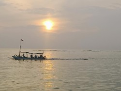 Sunrise Pertama 2023 di Pantai Sanur Terhalang Mendung