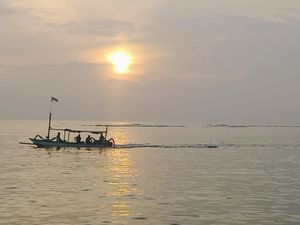 Sunrise Pertama 2023 di Pantai Sanur Terhalang Mendung Sunrise Pertama 2023 di Pantai Sanur Terhalang Mendung