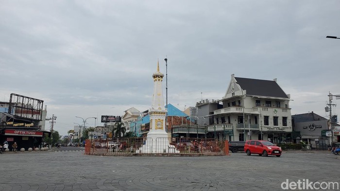 Memasuki hari pertama di tahun 2023, cuaca di Jogja berawan. Sementara arus kemudian lintas di Jogja terlihat lengang, Minggu (1/1/2023).