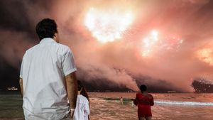 Memukau, Begini Pesta Kembang Api di Pantai Copacabana Brasil