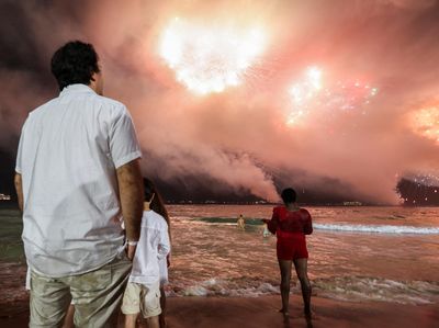 Memukau, Begini Pesta Kembang Api di Pantai Copacabana Brasil