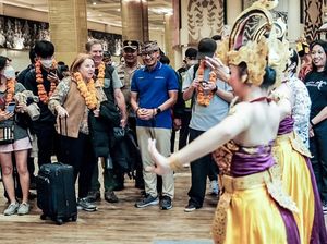 Menparekraf Sandiaga Uno Sambut Wisman Pertama di Tahun 2023