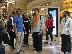 Sandiaga Sambut Kedatangan Turis Pertama 2023 di Bali