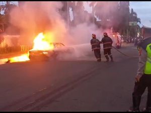Diduga Korsleting Listrik, Mobil Sedan di Pandeglang Terbakar