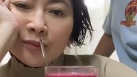 Momen Seru Indy Barends Saat Minum Jus hingga Jajan Bakso