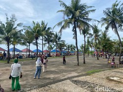 Warga Serbu Pantai Akkarena Makassar, Rayakan Sunset Pertama Tahun Baru 2023