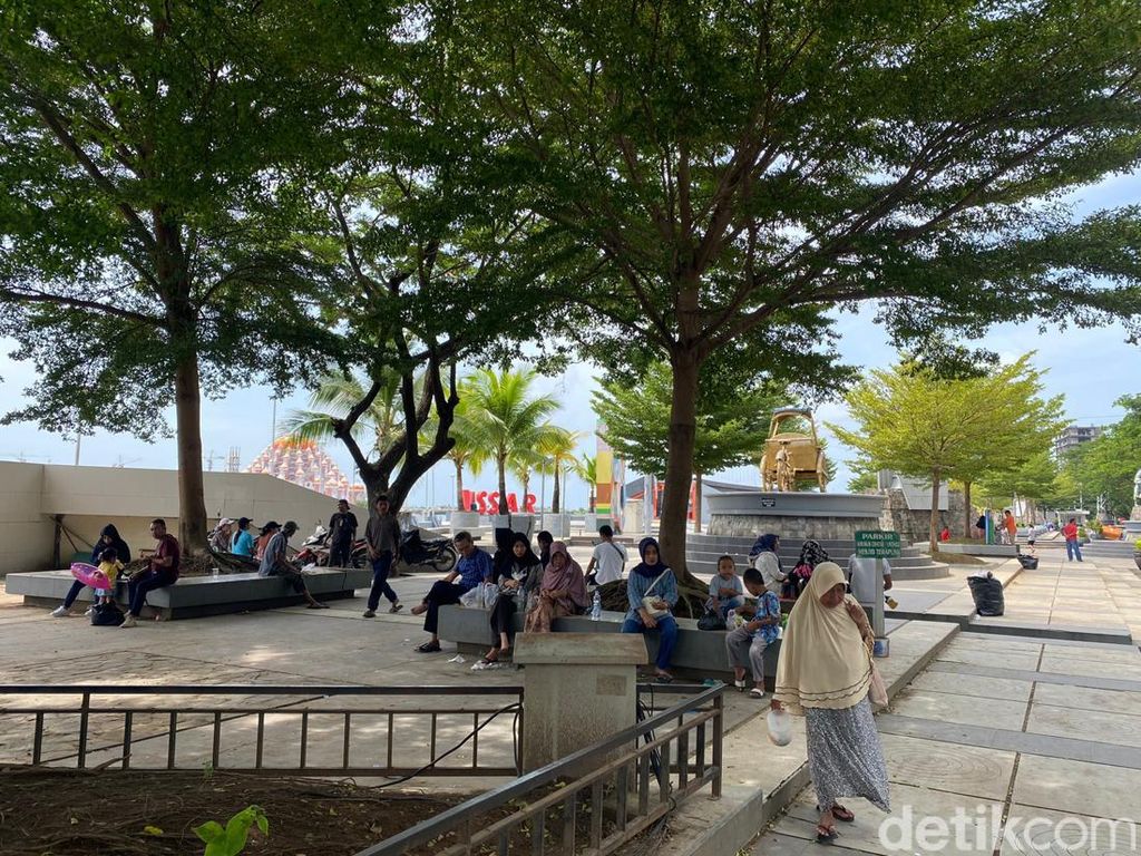 Pantai Losari Makassar Jadi Pilihan Warga Luar Daerah Libur Tahun Baru 2023