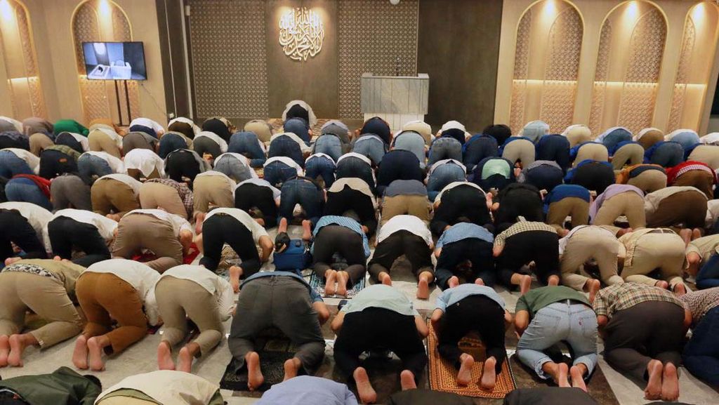 Pegawai BSI Sujud Syukur Serentak Pegawai BSI Sujud Syukur Serentak