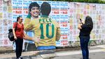 Poster Seni Pele Peluk Tokoh-tokoh Populer Dunia