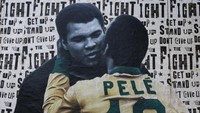 Poster ini mengadaptasi pose pelukan Pele dengan Mohammad Ali saat O Rei gantung sepatu bersama New York Cosmos tahun 1977. (Foto: Getty Images/Alexandre Schneider)