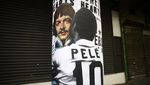 Poster Seni Pele Peluk Tokoh-tokoh Populer Dunia