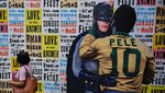 Poster Seni Pele Peluk Tokoh-tokoh Populer Dunia