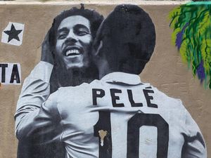 Poster Seni Pele Peluk Tokoh-tokoh Populer Dunia Poster Seni Pele Peluk Tokoh-tokoh Populer Dunia