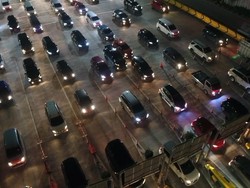 Penampakan Antrean Panjang di Gerbang Tol Kalihurip Utama Arah Jakarta
