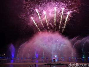 Kemeriahan Pertunjukan Water Fountain Bikin Warga Ponorogo Antusias