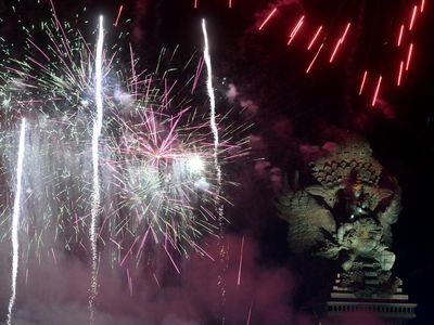 Wow, Pesta Kembang Api di GWK Bali Keren Banget
