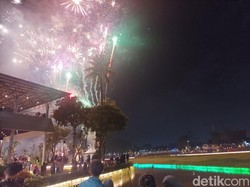 Demi Kembang Api di Tahun Baru, Pengunjung Jalan Kaki ke Danau Archipelago TMII