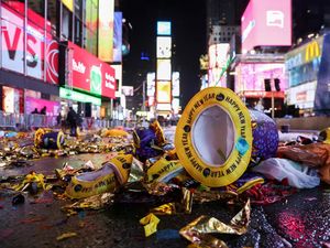 Pesta Malam Tahun Baru di New York Tinggalkan Sampah