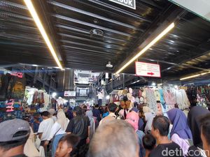 Berburu Oleh-oleh, Wisatawan Serbu Kawasan Malioboro Siang Ini