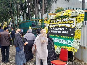 Presiden Jokowi Kirim Karangan Bunga untuk Mami Popon Presiden Jokowi Kirim Karangan Bunga untuk Mami Popon