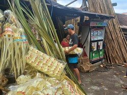 Jelang Galungan, Hiasan Penjor Diburu Pembeli di Buleleng