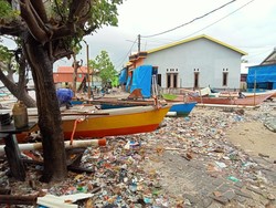 15 Ton Sampah Berserakan di Pantai Kuri Caddi Maros Imbas Banjir