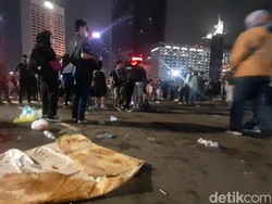 Perayaan Pergantian Tahun Usai, Sampah-sampah Berserakan di Bundaran HI