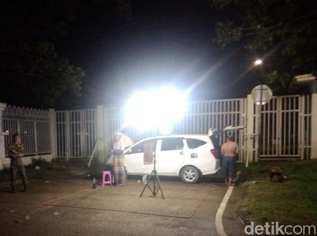 Satpol PP Bogor Tertibkan Atraksi Debus di Stadion Pakansari Satpol PP Bogor Tertibkan Atraksi Debus di Stadion Pakansari