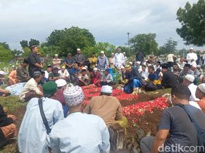 Haru Pemakaman 5 Orang Sekeluarga Asal Pasuruan yang Tewas Tertabrak KA