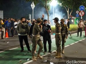 Nyalakan Petasan di Tengah Jalan Sudirman, Seorang Pria Ditegur Satpol PP