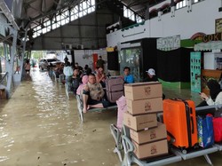 Stasiun Semarang Masih Banjir, KAI Minta Maaf