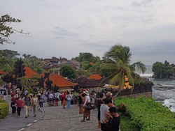 10 Ribu Lebih Wisatawan Kunjungi Tanah Lot di Awal Tahun