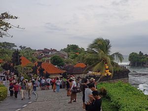 10 Ribu Lebih Wisatawan Kunjungi Tanah Lot di Awal Tahun 10 Ribu Lebih Wisatawan Kunjungi Tanah Lot di Awal Tahun