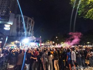 Tahun Baru 2023! Kawasan FX Sudirman Dimeriahi Pesta Kembang Api