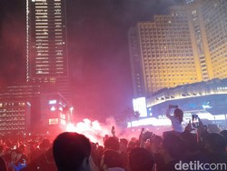 Sambut Tahun Baru 2023, Petasan-Flare Menyala di Bundaran HI