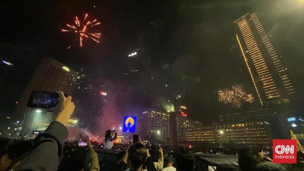 Suasana pergantian tahun baru 2023 di Bundaran HI Jakarta, Sabtu (31/12).