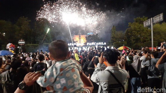 Pergantian tahun di Simpang Lima Semarang dimeriahkan oleh pesta kembang api.
