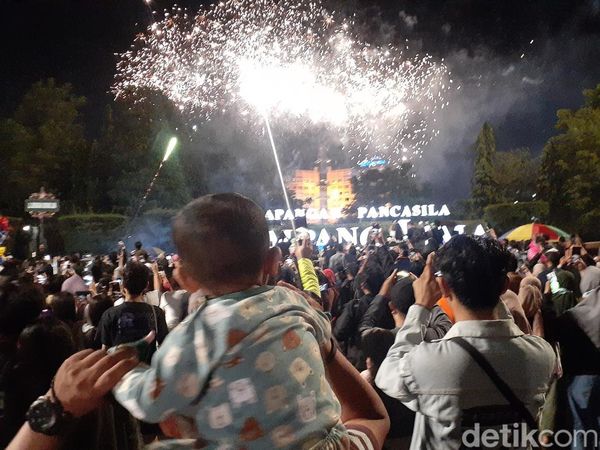 Semarak Pesta Kembang Api Malam Tahun Baru di Simpang Lima Semarang