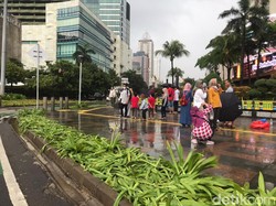 Pemprov DKI Perbaiki Tanaman Rusak di Sekitar Bundaran HI Usai Tahun Baru