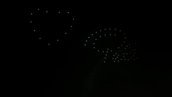 Tanda Cinta untuk Pele Hiasi Langit Sao Paulo A view of a drone light show in honour of the late Brazilian soccer legend Pele during a New Year's Eve party in Santos, Sao Paulo state, Brazil December 31, 2022. REUTERS/Diego Vara